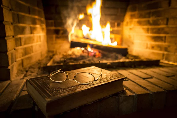 Vieux Livre Avec Des Lunettes Côté Cheminée — Photo