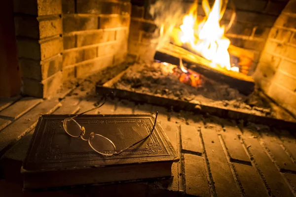 Vieux Livre Avec Des Lunettes Côté Cheminée — Photo