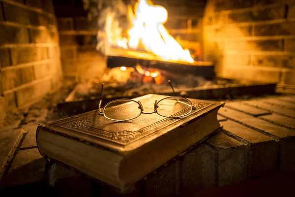 Vieux Livre Avec Des Lunettes Côté Cheminée — Photo