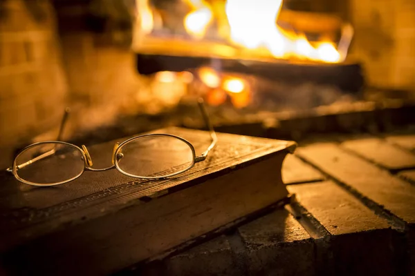 Vieux Livre Avec Des Lunettes Côté Cheminée — Photo