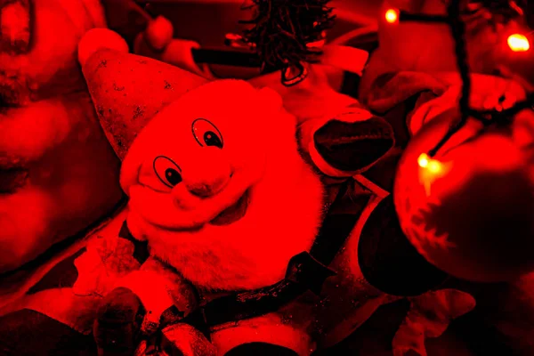 Santa Clauss Chrismas Ağacının Altındaki Kırmızı Işık Ile — Stok fotoğraf