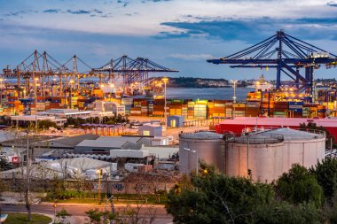 Atina, Yunanistan, 1/5/2019, ticaret Port etkinliği, kamyon, Araçlar, akşam vinç kaldırma