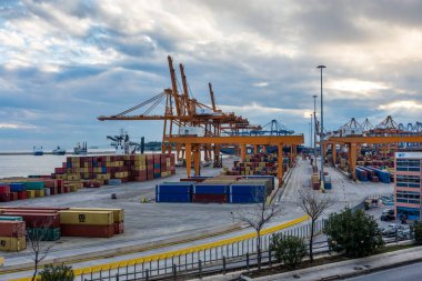 Atina, Yunanistan, 1/5/2019, ticaret Port etkinliği, kamyonlar, Araçlar, Kaldırıcı inşaat Vinçler