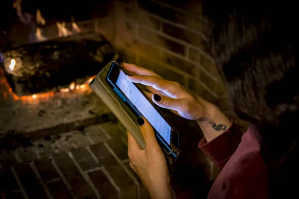 Mulher Está Brincando Com Seu Tablet Frente Uma Lareira — Fotografia de Stock