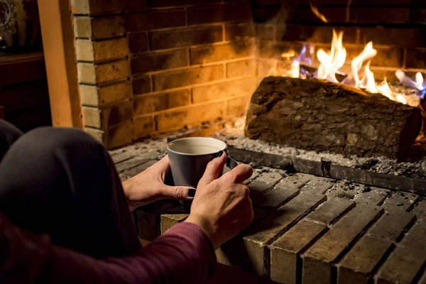 Femme Réchauffe Dans Une Cheminée Pendant Elle Boit Café — Photo