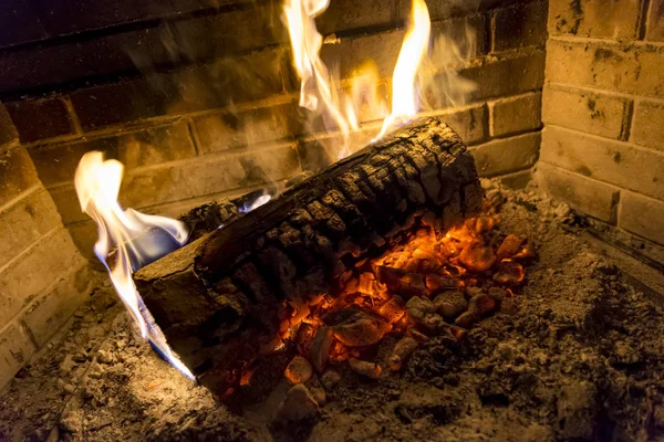 Bûche Brûle Dans Cheminée Hiver — Photo