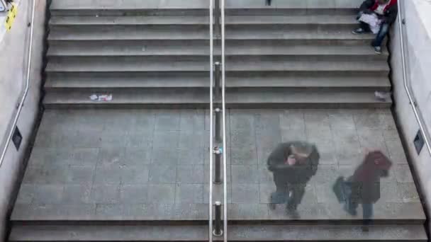 人们从地铁站入口走来走去的头顶视图的时差 — 图库视频影像