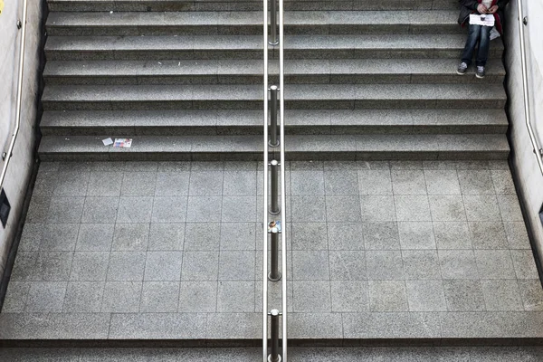 Žebrák Sedící Schody Stanici Metra Athénách — Stock fotografie