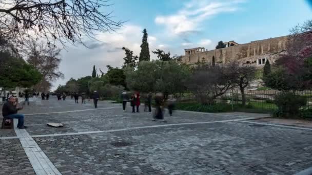 Atenas Grécia 2019 Pessoas Caminhando Rua Pedonal Torno Acrópole — Vídeo de Stock