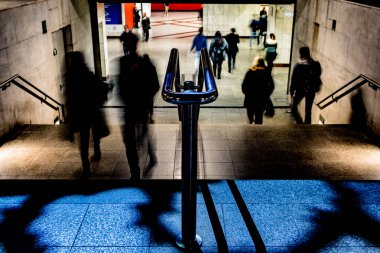 Atina'da metro istasyonu merdivenlerde yukarı ve aşağı yürüyüş insanların bulanık fotoğraf