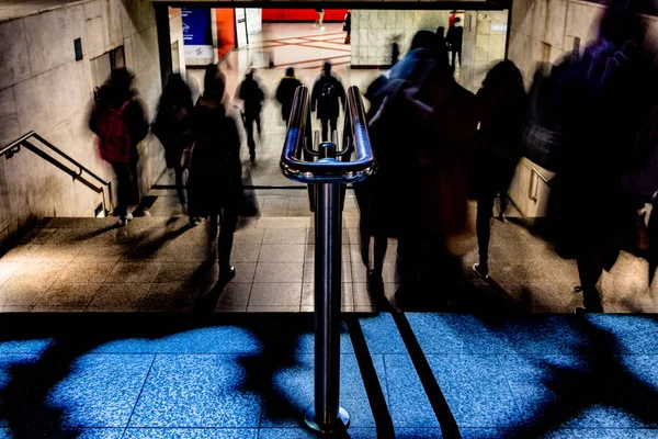 Verschwommenes Foto Von Menschen Die Der Metrostation Athens Die Treppe — Stockfoto