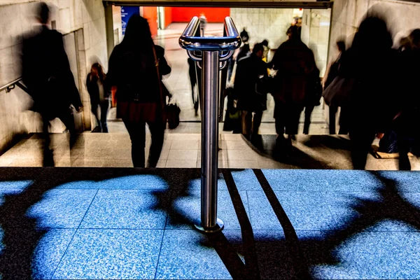 Atina'da metro istasyonu merdivenlerde yukarı ve aşağı yürüyüş insanların bulanık fotoğraf