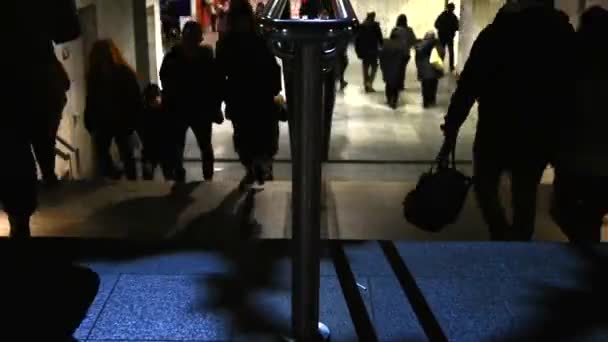 Ludzie Chodzą Obecnie Wejścia Podziemi Dworca Kolejowego — Wideo stockowe