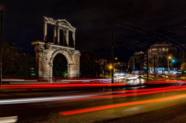 Arabalar Hadrian Kapısı altında hareketli ışık yollar