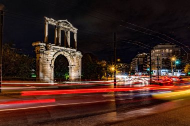 Arabalar Hadrian Kapısı altında hareketli ışık yollar