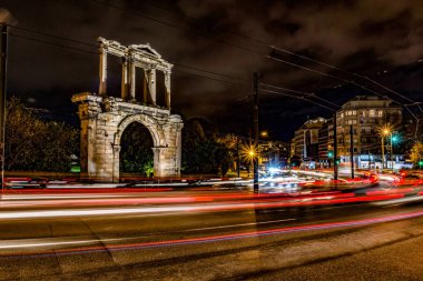 Arabalar Hadrian Kapısı altında hareketli ışık yollar