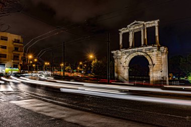 Arabalar Hadrian Kapısı altında hareketli ışık yollar