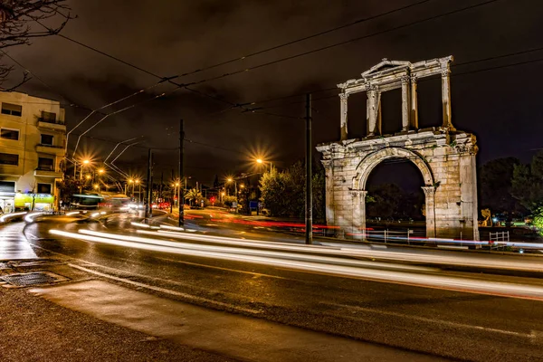 Smugi Świetlne Poruszających Się Samochodów Pod Brama Hadriana — Zdjęcie stockowe
