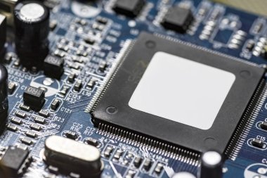 bir tahta üzerinde mikroçip