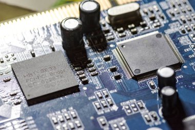 bir tahta üzerinde mikroçip