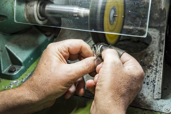 руки ювелирной техники
