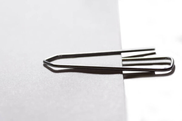 скрепка из металлической бумаги
