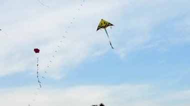 Gökyüzü Yunanistan Festivali sırasında üzerinde uçan uçurtma