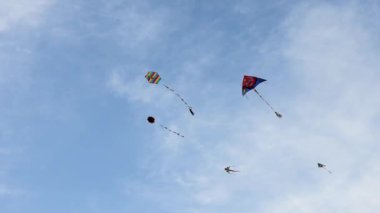 Gökyüzü Yunanistan Festivali sırasında üzerinde uçan uçurtma
