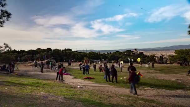 Ateny Grecja 2019 Wiele Osób Świętować Czyste Poniedziałek Puszczania Latawców — Wideo stockowe