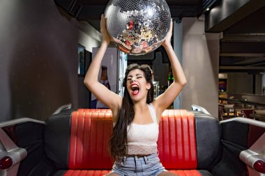 kanepede oturan kadın genç PIN