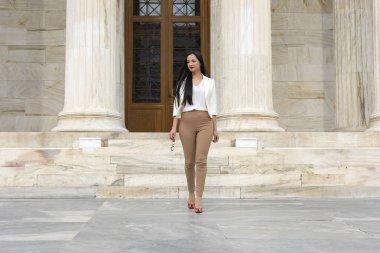 Şık kadın çıkma bina