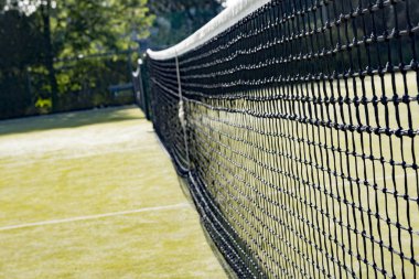 bir tenis kortu üzerinde siyah net