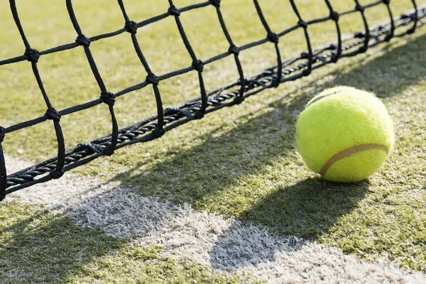 Теннисный мяч на траве — стоковое фото