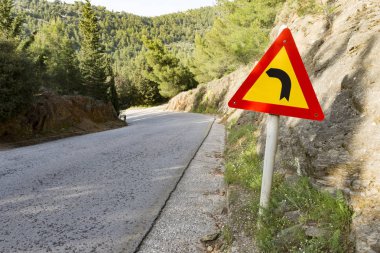 tehlikeli sola dönüş için uyarı işareti