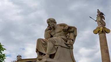 Klasik heykeli Sokrates tarafından gelen ile athena heykeli yukarıdaki