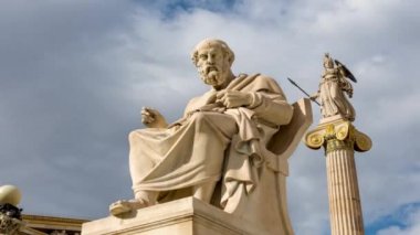 yukarıdaki Athena heykeli ile yan yana Platon klasik heykeli