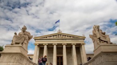 Sokrates, Platon, Athena ve Apollon heykelleri ile Atina Akademisi'nin ön görünümü