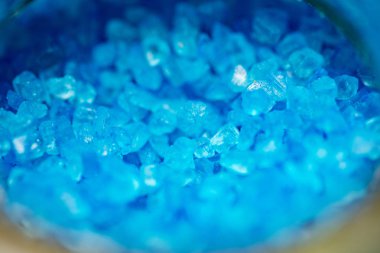 küçük mavi kristaller