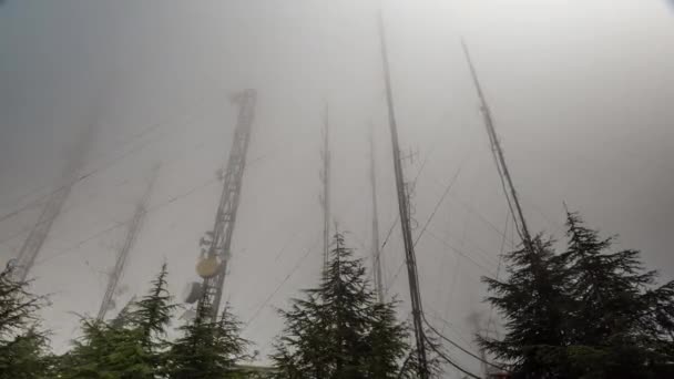 冬の霧の日の通信塔の時間経過 — ストック動画