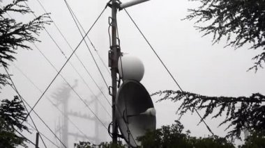 bir kış sisli günde iletişim antenleri ve kuleleri video