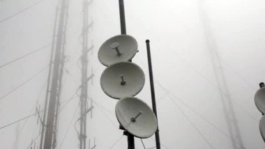bir kış sisli günde iletişim antenleri ve kuleleri video