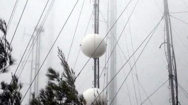 bir kış sisli günde iletişim antenleri ve kuleleri video