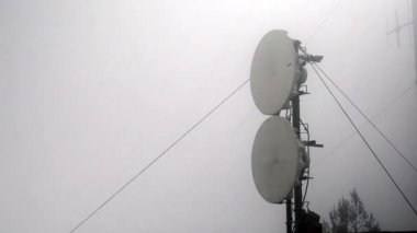 bir kış sisli günde iletişim antenleri ve kuleleri video