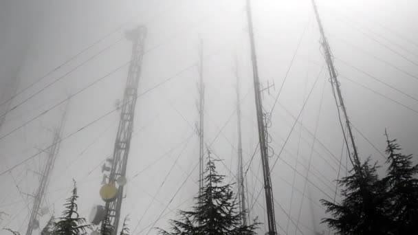 Video Van Communicatie Antennes Torens Een Winterse Mistige Dag — Stockvideo