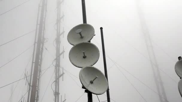 Video Antenne Comunicazione Torri Una Giornata Nebbiosa Invernale — Video Stock