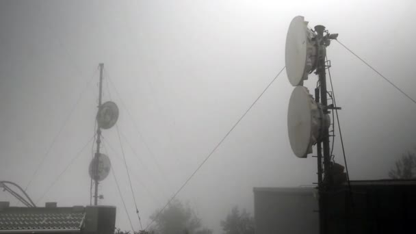 Bir Kış Sisli Günde Iletişim Antenleri Kuleleri Video — Stok video