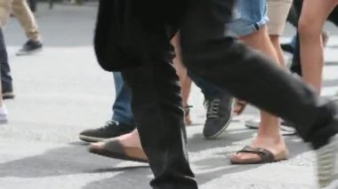 Atina kentinde bir bahar gününde karşıdan karşıya yayalar