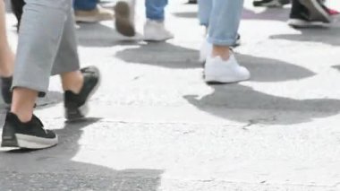 Atina kentinde bir bahar gününde karşıdan karşıya yayalar