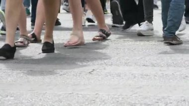 Atina kentinde bir bahar gününde karşıdan karşıya yayalar