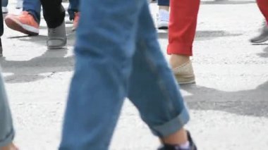 Atina kentinde bir bahar gününde karşıdan karşıya yayalar